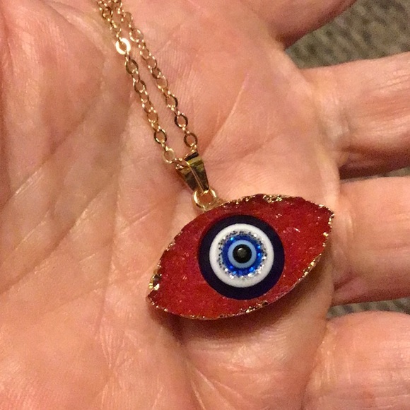 - NEW, Fuchsia Turkish Evil Eye Pendant & Golden Chain Necklace. - Picture 5 of 12